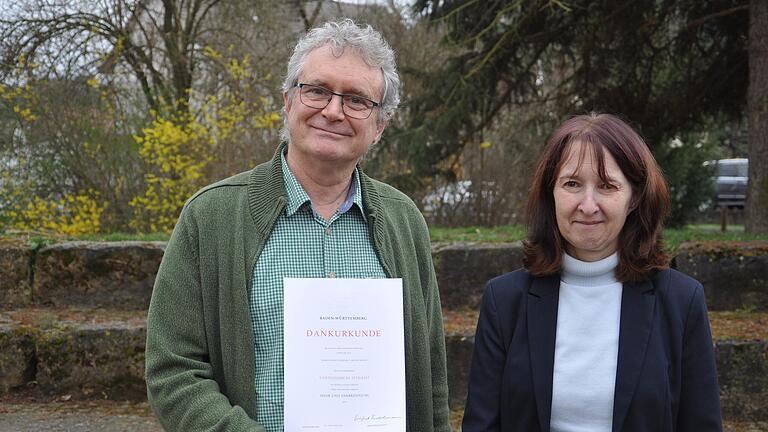 Jubilar Bruno Heuer mit der kommissarischen Schulleiterin Sigrid Böhrer.