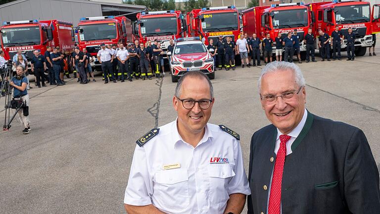 Feuerwehrhilfskonvoi für die Ukraine       -  Herrmann verabschiedet mit dem Vorsitzender des Landesfeuerwehrverbandes einen Hilfskonvoi