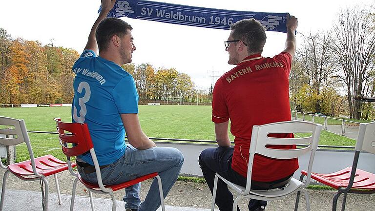 Noch sitzen SVW-Vorstandsmitglied Felix Schrauth (links) und der stellvertretende Abteilungsleiter Benedikt Fiederling (rechts) beim SV Waldbrunn auf wackligen Gartenstühlen. Vielleicht aber schon bald auf komfortablen ausgemusterten Sitzschalen aus der Münchener Allianz-Arena?