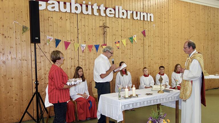 Aufgrund der schlechten Witterung wurden der Festgottesdienst und das Anna-Fest des Kindergartens in die Musikhalle verlegt.