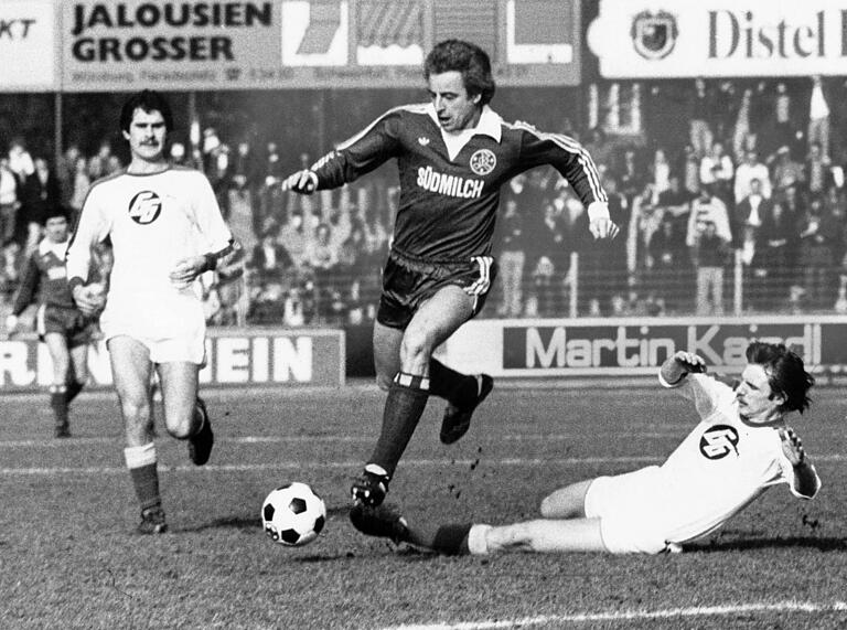 Im Februar 1978 setzt sich Dieter Dollmann von den Stuttgarter Kickers gegen Heribert Müller (links) und Harald Borngräber vom FV 04 Würzburg durch.