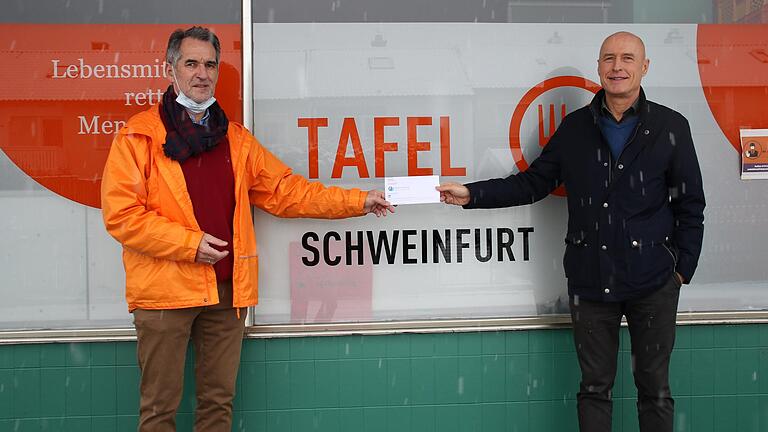 5000 Euro für die Tafel Schweinfurt: Das spendete der Privatmann Frank Jansen (rechts), worüber sich Tafel-Vorsitzender Ernst Gehling sehr freute.