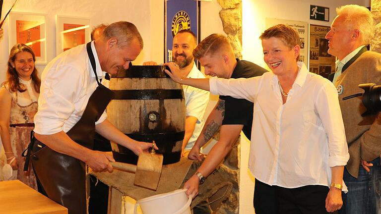 Ob das im Festzelt auch so gut klappt? Mit acht Schlägen stach Bürgermeister Thomas Stamm das Fass an.&nbsp; Im Bild (von links): Landrätin Sabine Sitter, Stamm, Festwirt Christian Papert (nur zu erahnen), Brauer Helmut Eschenbach, Luis Pfeuffer-Martin, Chefin Maria Martin und Joachim Papert.