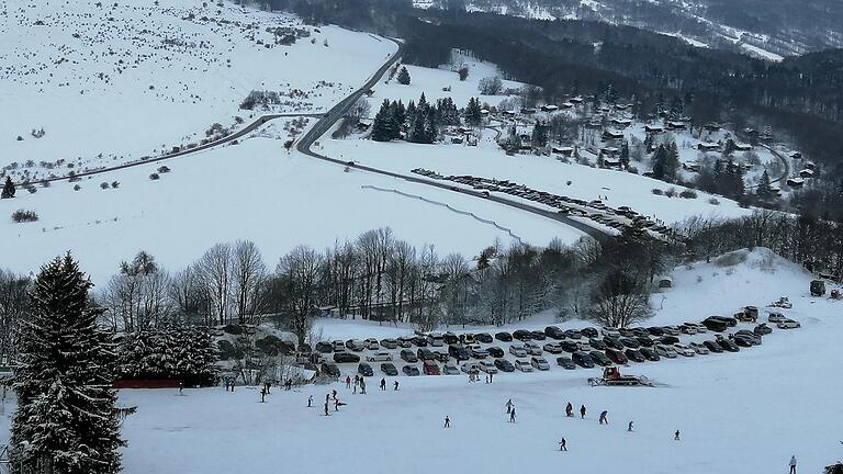 Großer Andrang herrschte auf die Parkplätze am Kreuzbergsattel für das Ski- und Rodelvergnügen.