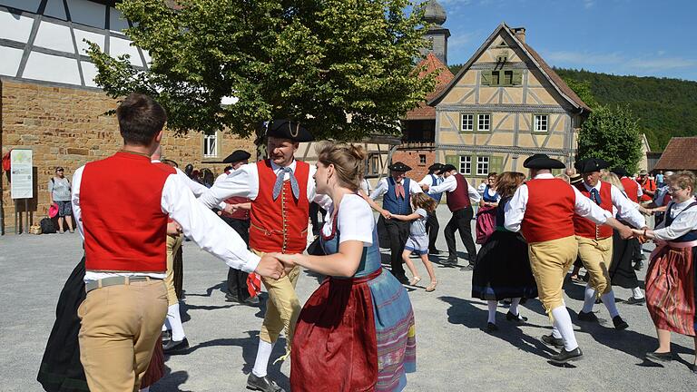 Das gemeinsame Tanzen der 'Weidenberger Française' steht unter anderem auf dem Programm beim 15. Unterfränkischen Volksmusikfest in Gerolzhofen.