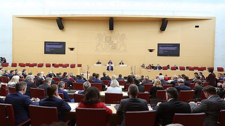 Vereidigung des bayerischen Kabinetts       -  Die Grünen machen mit einer schriftlichen Anfrage an die Staatsregierung den Fall Daniel Halemba und Ermittlungen zur Burschenschaft „Teutonia Prag“ in Würzburg zum Thema im Landtag.