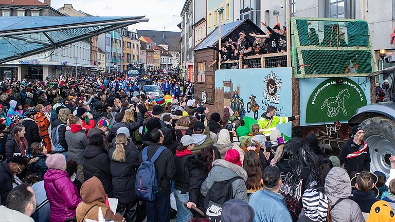 Tausende Menschen besuchten den Schweinfurter Faschingszug in der Innenstadt.