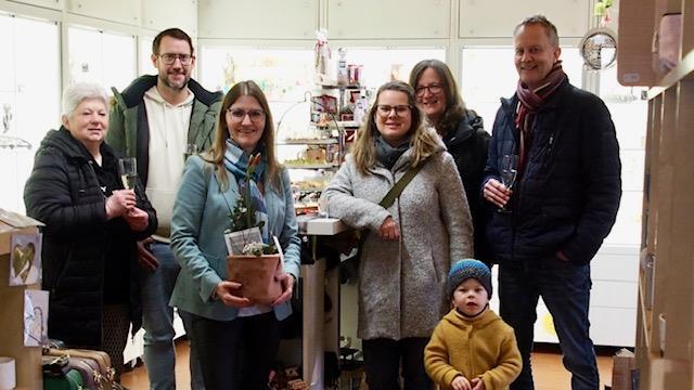 Glückwünsche und ein Präsente zum Jubiläum: Auf dem Bild sind (von links) Gitti Reidelbach, Sebastian Kleinhenz, Ulrike Zehner, Julia Keidel mit Mats, Birgit Kleinböhl und der Vorsitzendes des VWS Sebastian Hose.       -  Glückwünsche und ein Präsente zum Jubiläum: Auf dem Bild sind (von links) Gitti Reidelbach, Sebastian Kleinhenz, Ulrike Zehner, Julia Keidel mit Mats, Birgit Kleinböhl und der Vorsitzendes des VWS Sebastian Hose.