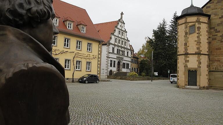 Im Kulturforum: Industriegeschichte muss eine Rolle spielen - Dieser von SPD-Fraktionschef Ralf Hofmann und seinem Stadtratskollegen Norbert Lenhard zu den am 13. November beginnenden Haushaltsberatungen gestellte Antrag wird für Diskussionen sorgen. Die Genossen fordern, dass sich das im neuen Kulturforum am Martin-Luther-Platz geplante ortsgeschichtliche Museum an der Industriegeschichte orientiert. Sie meinen, dass das Haus insgesamt einen eigenständigen Leiter haben müsse, im Antrag ist sogar von einem Intendanten die Rede. Die SPD regt weiter an, die Förderung als Landesmuseum zu prüfen. Außerdem soll die Disharmonie mit ihrer soziokulturellen Ausrichtung eine Rolle spielen. Zur konzeptionellen Vorbereitung will die SPD-Fraktion zunächst 100 000 Euro bereitgestellt wissen. „Die Industrie bildet seit mehr als 200 Jahren den Leitfaden der stadtgeschichtlichen Entwicklung in Schweinfurts“, sagen Lenhard/Hofmann. Deshalb sei es nur folgerichtig, „das neu zu konzipierende Museum an diesem Gedanken zu orientieren“, sagen die SPD-Stadträte in ihrer ausführlichen, drei Seiten umfassenden Begründung. Und weiter: Schweinfurt als industrielles Zentrum Frankens stehe in Nordbayern exemplarisch für eine gesamte Wirtschaftssparte. Hofmann und Lenhard stellen sich eine Dauerausstellung vor, die die Grundstruktur der Stadtentwicklung, Industriegeschichte, prägenden Unternehmerpersönlichkeiten und die sozialen Bewegungen wie die Arbeiter-, aber auch die Antiatombewegung aufgreifen. Ebenso müssten die wesentlichen Konflikte wie die 1848er-Revolution, Weimarer Republik, das Thema Hitler-Diktatur und die Zwangsarbeit in Schweinfurt mit über 10 000 Betroffenen vorkommen. „Gerade die Darstellung der neueren, strukturellen Veränderungen in den 1990er Jahren und die aktuelle Transformation der vierten industriellen Revolution sollte am Beispiel Schweinfurts über die nähere Region hinaus wirken“, sagt Lenhard, der auch Schaeffler-Gesamtbetriebsratsvorsitzender ist und vom Rathaus mehrfach mehr Aufmerksamkeit für die Industrie forderte. In den Wechselausstellungen sollten einzelne Aspekte – tiefer bearbeitet – dem Publikum zugänglich gemacht werden. Die räumliche Konzeption soll dazu geeignet sein. Andererseits zeige das begehbare Archiv von ZF (Ernst-Sachs-Straße) und/oder die Ausstellung im Gartenstadtbunker (100 Jahre Bauverein), „dass dezentrale Elemente zielgefördert sein können“, so Lenhard. Bei der konzeptionellen Ausgestaltung sei es unbedingt nötig, regionale, vor allem aber die aktiven örtlichen Akteure mit einzubeziehen. Genannt sind der Arbeitskreis Industriekultur, die Initiative gegen das Vergessen oder der historische Verein. Bereits in der Vorbereitungsphase müsse mit den Fachbereichen der Universitäten gesprochen werden. Angeregt wird die Betreuung von Magister- und Doktorarbeiten insbesondere für die Darstellung von sozialen Bewegungen, der Zeit des Nazifaschismus, aber auch für Wiederaufbau und demokratische Entwicklung. Diese Inhalte könnten wiederum im Museum verwendet werden. In der künftigen Dauer-, vor allem aber den Wechselausstellungen seine, um die Attraktivität zu steigern, konzeptionelle Planungen nötig. Dazu beitragen könnten viele städtische Einrichtungen, genannt sind Museum Georg Schäfer, Volkshochschule, Theater und Wissenswerkstatt. Vorgeschlagen wird schließlich, das Angebot der sozikulturellen Einrichtung Disharmonie in die Gesamtkonzeption einzubeziehen, entweder als Kooperationspartner oder – auch räumlich – integriert. Das gesamte Kulturforum müsse zudem unter einer einheitlichen Leitung künstlerisch, konzeptionell und fachlich geführt werden. „Im Wechselspiel der unterschiedlichen Teile des Hauses und der Kooperationspartner besteht die Chance auf ein spannendes Programm“, schreibt Hofmann im Antrag. Dazu benötige das Haus einen Intendanten, „der für das Konzept brennt“. Da die industriegeschichtliche Entwicklung Schweinfurts für Bayern „größte Bedeutung hat“ und die vorgeschlagene Konzeption „große Chancen“ biete, sei es nötig, mit dem Freistaat Gespräche mit dem Ziel zu führen, dass das Kulturforum als Einrichtung des Landes Bayern betrieben wird. „Mit dem Kulturforum im Herzen der Stadt und dessen industriegeschichtlicher Ausrichtung verbinden wir eine stärkere identitätsstiftende Wirkung“, schreiben Hofmann/Lenhard. Stadtfeste, kulturelle Ereignisse und Programme hätten einen Bezugspunkt „zur Industrie und zu den Menschen, die damit in Verbindung stehen“. Im Kulturforum: Industriegeschichte muss eine Rolle spielen - Dieser von SPD-Fraktionschef Ralf Hofmann und seinem Stadtratskollegen Norbert Lenhard zu den am 13. November beginnenden Haushaltsberatungen gestellte Antrag wird für Diskussionen sorgen. Die Genossen fordern, dass sich das im neuen Kulturforum am Martin-Luther-Platz geplante ortsgeschichtliche Museum an der Industriegeschichte orientiert. Sie meinen, dass das Haus insgesamt einen eigenständigen Leiter haben müsse, im Antrag ist sogar von einem Intendanten die Rede. Die SPD regt weiter an, die Förderung als Landesmuseum zu prüfen. Außerdem soll die Disharmonie mit ihrer soziokulturellen Ausrichtung eine Rolle spielen. Zur konzeptionellen Vorbereitung will die SPD-Fraktion zunächst 100 000 Euro bereitgestellt wissen. „Die Industrie bildet seit mehr als 200 Jahren den Leitfaden der stadtgeschichtlichen Entwicklung in Schweinfurts“, sagen Lenhard/Hofmann. Deshalb sei es nur folgerichtig, „das neu zu konzipierende Museum an diesem Gedanken zu orientieren“, sagen die SPD-Stadträte in ihrer ausführlichen, drei Seiten umfassenden Begründung. Und weiter: Schweinfurt als industrielles Zentrum Frankens stehe in Nordbayern exemplarisch für eine gesamte Wirtschaftssparte. Hofmann und Lenhard stellen sich eine Dauerausstellung vor, die die Grundstruktur der Stadtentwicklung, Industriegeschichte, prägenden Unternehmerpersönlichkeiten und die sozialen Bewegungen wie die Arbeiter-, aber auch die Antiatombewegung aufgreifen. Ebenso müssten die wesentlichen Konflikte wie die 1848er-Revolution, Weimarer Republik, das Thema Hitler-Diktatur und die Zwangsarbeit in Schweinfurt mit über 10 000 Betroffenen vorkommen. „Gerade die Darstellung der neueren, strukturellen Veränderungen in den 1990er Jahren und die aktuelle Transformation der vierten industriellen Revolution sollte am Beispiel Schweinfurts über die nähere Region hinaus wirken“, sagt Lenhard, der auch Schaeffler-Gesamtbetriebsratsvorsitzender ist und vom Rathaus mehrfach mehr Aufmerksamkeit für die Industrie forderte. In den Wechselausstellungen sollten einzelne Aspekte – tiefer bearbeitet – dem Publikum zugänglich gemacht werden. Die räumliche Konzeption soll dazu geeignet sein. Andererseits zeige das begehbare Archiv von ZF (Ernst-Sachs-Straße) und/oder die Ausstellung im Gartenstadtbunker (100 Jahre Bauverein), „dass dezentrale Elemente zielgefördert sein können“, so Lenhard. Bei der konzeptionellen Ausgestaltung sei es unbedingt nötig, regionale, vor allem aber die aktiven örtlichen Akteure mit einzubeziehen. Genannt sind der Arbeitskreis Industriekultur, die Initiative gegen das Vergessen oder der historische Verein. Bereits in der Vorbereitungsphase müsse mit den Fachbereichen der Universitäten gesprochen werden. Angeregt wird die Betreuung von Magister- und Doktorarbeiten insbesondere für die Darstellung von sozialen Bewegungen, der Zeit des Nazifaschismus, aber auch für Wiederaufbau und demokratische Entwicklung. Diese Inhalte könnten wiederum im Museum verwendet werden. In der künftigen Dauer-, vor allem aber den Wechselausstellungen seine, um die Attraktivität zu steigern, konzeptionelle Planungen nötig. Dazu beitragen könnten viele städtische Einrichtungen, genannt sind Museum Georg Schäfer, Volkshochschule, Theater und Wissenswerkstatt. Vorgeschlagen wird schließlich, das Angebot der sozikulturellen Einrichtung Disharmonie in die Gesamtkonzeption einzubeziehen, entweder als Kooperationspartner oder – auch räumlich – integriert. Das gesamte Kulturforum müsse zudem unter einer einheitlichen Leitung künstlerisch, konzeptionell und fachlich geführt werden. „Im Wechselspiel der unterschiedlichen Teile des Hauses und der Kooperationspartner besteht die Chance auf ein spannendes Programm“, schreibt Hofmann im Antrag. Dazu benötige das Haus einen Intendanten, „der für das Konzept brennt“. Da die industriegeschichtliche Entwicklung Schweinfurts für Bayern „größte Bedeutung hat“ und die vorgeschlagene Konzeption „große Chancen“ biete, sei es nötig, mit dem Freistaat Gespräche mit dem Ziel zu führen, dass das Kulturforum als Einrichtung des Landes Bayern betrieben wird. „Mit dem Kulturforum im Herzen der Stadt und dessen industriegeschichtlicher Ausrichtung verbinden wir eine stärkere identitätsstiftende Wirkung“, schreiben Hofmann/Lenhard. Stadtfeste, kulturelle Ereignisse und Programme hätten einen Bezugspunkt „zur Industrie und zu den Menschen, die damit in Verbindung stehen“.