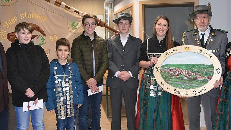 Eingerahmt vom stellvertretenden Bürgermeister Josef Geßner und Schützenmeisterin Marion Lechner, die strahlende neue Schützenkönigsfamilie der SG Fortuna Röttingen (von links):  Noah Wiehl, Jacob Reuß, Aaron Baumann, Andreas Uttinger, Kristin Hertlein und Vater Hermann Hertlein.