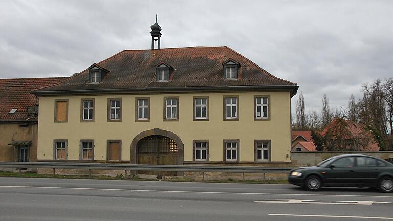 Das repräsentative Herrnhaus des Wöllrieder Hofs wurde im 18. Jahrhundert errichtet. Das repräsentative Herrnhaus des Wöllrieder Hofs wurde im 18. Jahrhundert errichtet.
