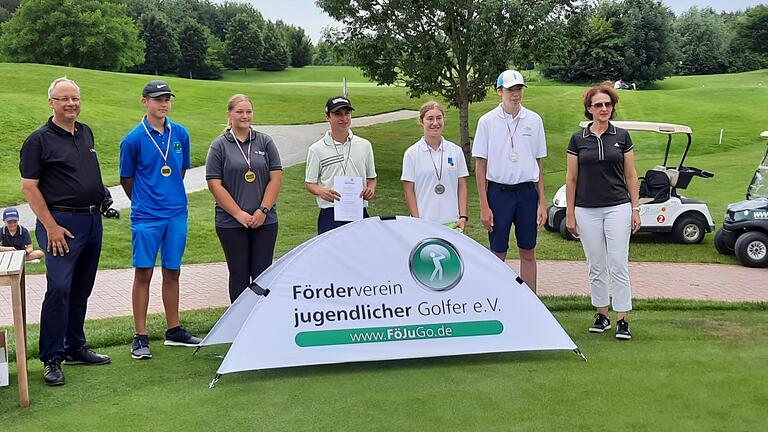 Das Bild zeigt Mirjam Diezel-Hornfeck und Klaus Pieger vom Förderverein zusammen mit den Tagessiegern, Sonderpreis-Gewinnern sowie James Pearman (Mitte) als strahlenden Gesamtsieger in der Bruttowertung. Es fehlen Philipp Wohner und Minyeong Han.