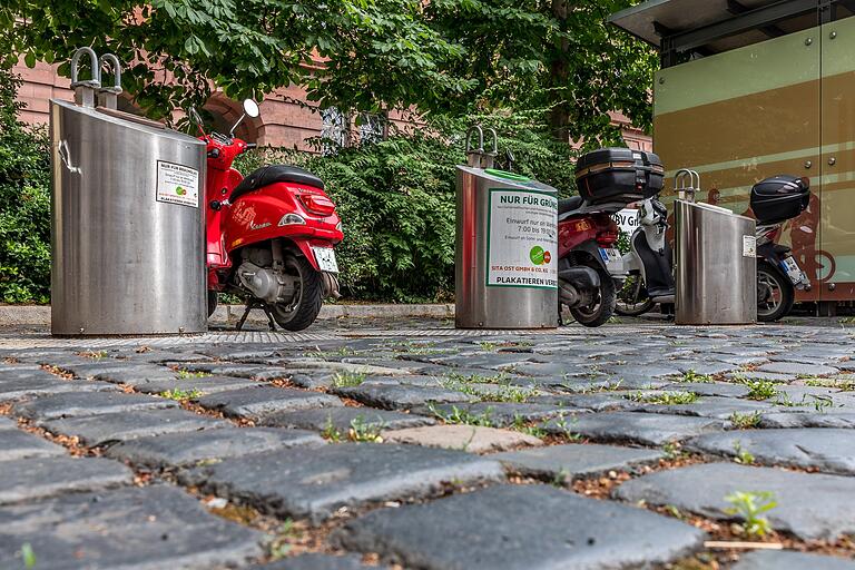 Oftmals würden auf den Containern abgestellte Motorräder deren Leerung unmöglich machen, beklagen auch weitere Hausbewohner.