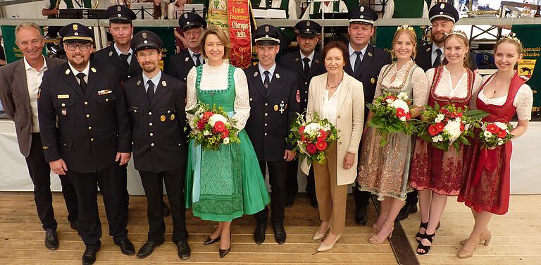 Nach dem Festzug anlässlich des Jubiliäums der Feuerwehr Stammheim versammelten sich die Ehrengäste zum Erinnerungsfoto im Festzelt.