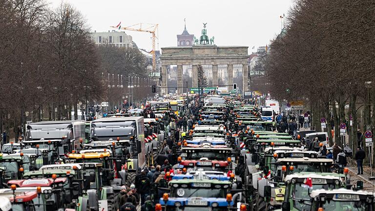 Protest der Landwirte.jpeg       -  Traktoren bis zum Brandenburger Tor: Der  Deutsche Bauernverband hat zur Demo 'Zu viel ist zu viel! Jetzt ist Schluss!' aufgerufen.