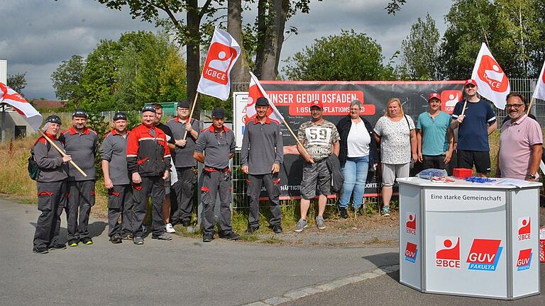 Mitarbeiter der Firma Remy &amp; Geiser fordern die Restzahlung der Inflationsausgleichprämie. Dazu gab es eine 'tarifpolitische Mittagspause' vor dem Werkstor in der Kettelerstraße in Bad Königshofen.