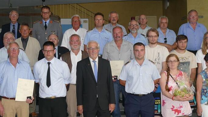 Für ihren aktiven Einsatz für den Volksbund Deutsche Kriegsgräberfürsorge wurden zahlreiche ehrenamtliche Helfer in Würzburg ausgezeichnet. Mit dabei Regierungspräsident Paul Beinhofer (Bildmitte). FOTO: Gerhard Bauer