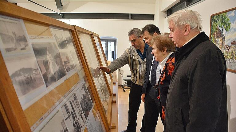 Bürgermeister Thomas Helbling ließ sich im Rahmen einer Ausstellung über die Geschichte der Familie Fischer aus Königshofen, die Bilddokumente erläutern. Unser Bild zeigt von links: Erich Fries, Bürgermeister Thomas Helbling, sowie Bianca und Edmund Fischer-Milz.