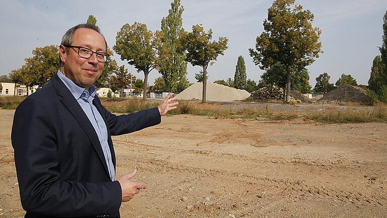 Fingerzeig in die Zukunft: Der Schweinfurter Baureferent Ralf Brettin inmitten der Baustelle in den Ledward-Kasernen. Bei den Bäumen entsteht die Carus-Allee, dahinter ist das Gelände für die Landesgartenschau geplant.