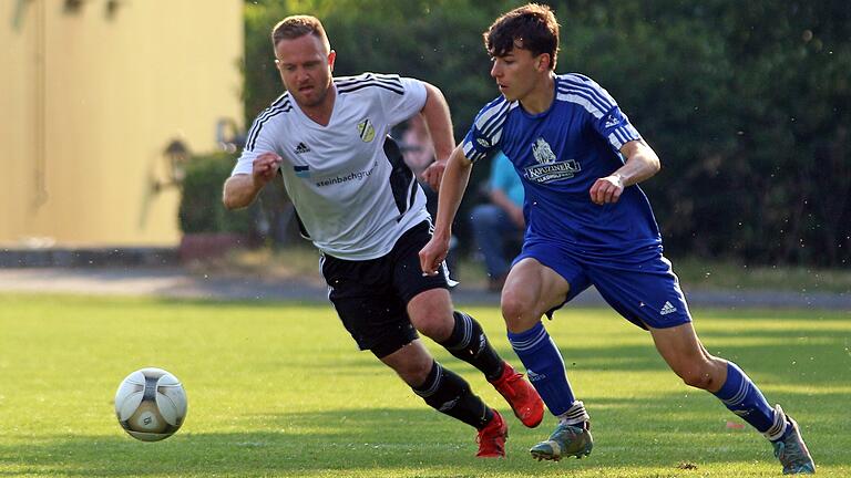 Flügelspieler Luca Dietrich (rechts) vom SV Stammheim im Duell mit Abwehrspieler Sebastian Braun vom FC Strahlungen.