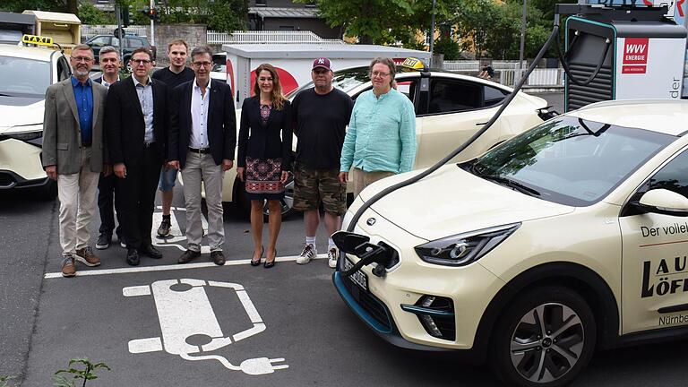 Schnellladung in nur 20 Minuten: Michael Engelhardt (Taxi Würzburg eG), Bernd Hammer (WVV-Abteilungsleiter Telekommunikation &amp; Verkehrstechnik), Bürgermeister Martin Heilig besuchten zusammen mit Oberbürgermeister Christian Schuchardt und WVV-Geschäftsführerin Dörte Schulte-Derne&nbsp; den aufgewerteten Taxi-Standort in der Rottendorfer Straße.
