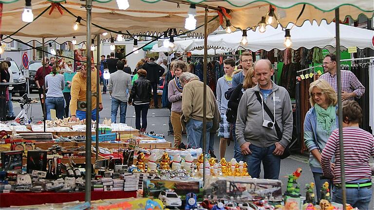 Da ist was los auf den Straßen: Mantelsonntag in Hammelburg. Da ist was los auf den Straßen: Mantelsonntag in Hammelburg.