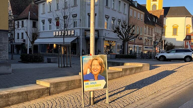 Wahlplakate der CSU in Kitzingen, wo sie nicht hängen dürfen: in einer Verbotszone zwischen der Alten Mainbrücke und der Innenstadt Kitzingens. Wahlplakate der CSU in Kitzingen, wo sie nicht hängen dürfen: in einer Verbotszone zwischen der Alten Mainbrücke und der Innenstadt Kitzingens.