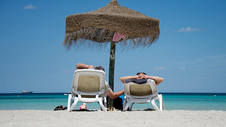 Urlaub       -  Strand an der Platja de Muro im Norden Mallorcas: Spanien ist in der Gunst deutscher Urlauber gestiegen. Foto: Julian Stratenschulte/Archiv