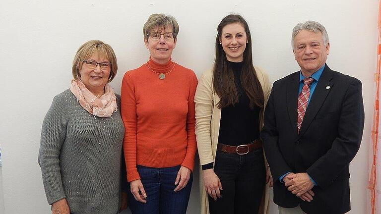 Das Bild zeigt (von links): Ingrid Flach, Bezirksverband Unterfranken der Schwerhörigen, Kathrin Speck, Geschäftsführerin des Paritätischen Unterfranken, Kim Mundinger, Sozialpädagogin, Beraterin für Schwerhörige; Manfred Hartmann, Bezirksverband Unterfranken der Schwerhörigen.