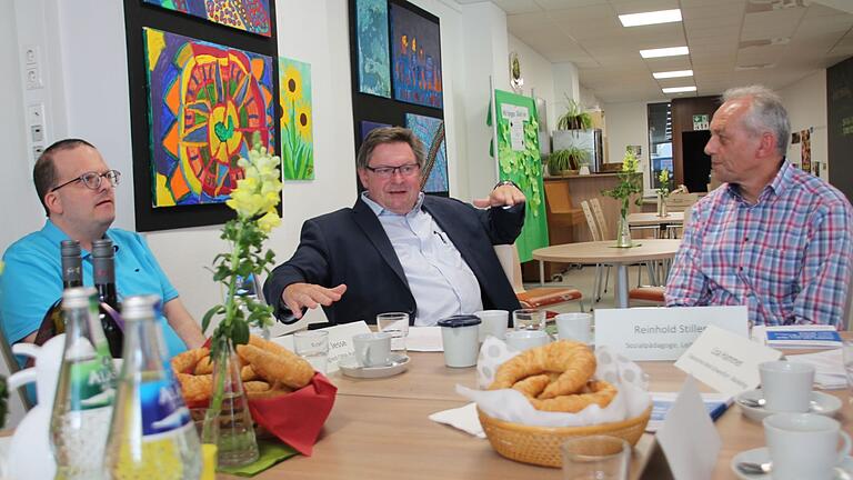 Staatssekretär Gerhard Eck (mitte) beim Pressegespräch 'Barrierefreiheit und Inklusion' der Offenen Behindertenarbeit. Außerdem im Bild: OBA-Ratsmitglied Franz Jesse (links) und OBA-Leiter Reinhold Stiller (rechts).