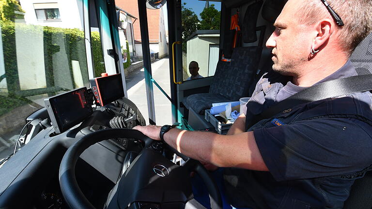 Mehrere Monitore im Cockpit eines Müllautos geben dem Fahrer Übersicht. So werden auch Passanten im toten Winkel nicht übersehen.