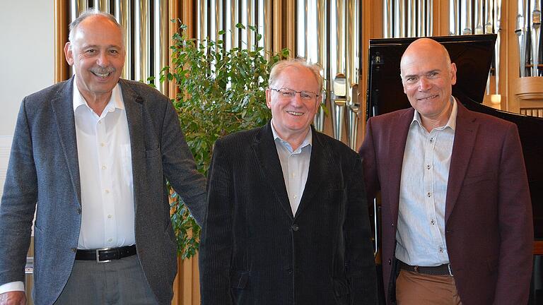 Die Gründerväter der schulischen Verbindung zwischen dem städtischen Konservatorium Larissa und der Berufsfachschule für Musik (von links) Michael Lörcher, Dozent für Klavier, Schulleiter Professor Ernst Oestreicher und Apostolos Alexiou, Direktor des Städtischen Konservatoriums Larissa. Die Gründerväter der schulischen Verbindung zwischen dem städtischen Konservatorium Larissa und der Berufsfachschule für Musik (von links) Michael Lörcher, Dozent für Klavier, Schulleiter Professor Ernst Oestreicher und Apostolos Alexiou, Direktor des Städtischen Konservatoriums Larissa.