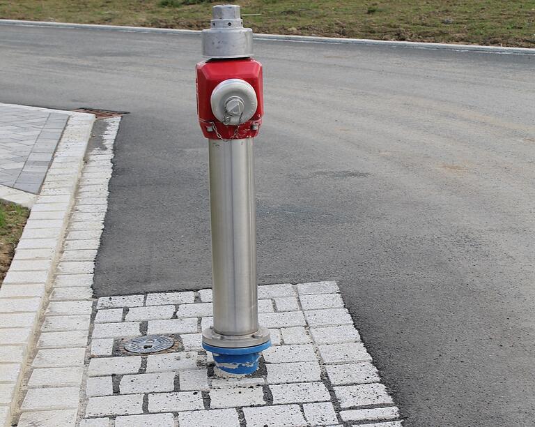 Im Baugebiet 'Am Nützelbach II' steht ein Hydrant in einer Kurve mitten auf der Fahrbahn. Wie lange er wohl stehenbleibt?