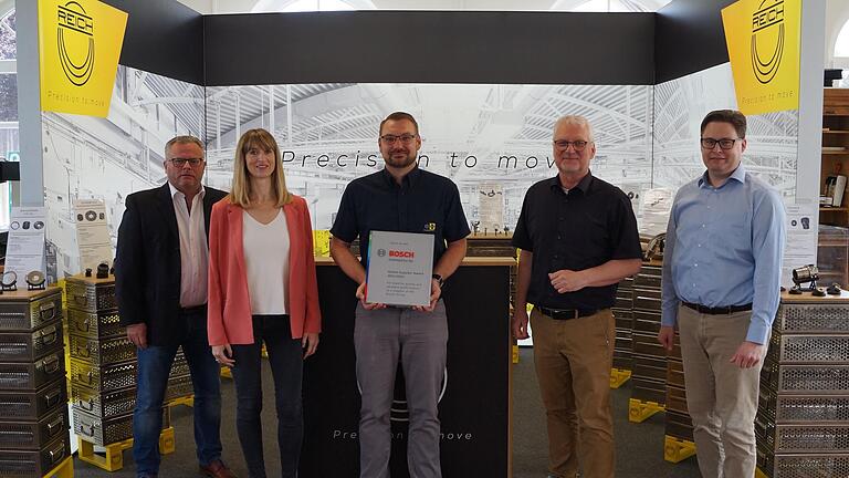 Die Firma Reich in Mellrichstadt wurde mit dem Bosch Global Supplier Award ausgezeichnet. Im Bild (von links) Georg Smolorz (Leiter Unternehmensentwicklung & Vertrieb), Geschäftsführerin Nina Reich, Steffen Sauer (Leiter Qualitätsmanagement), Betriebsleiter Christoph Renner und Geschäftsführer André Reich. Die Firma Reich in Mellrichstadt wurde mit dem Bosch Global Supplier Award ausgezeichnet. Im Bild (von links) Georg Smolorz (Leiter Unternehmensentwicklung & Vertrieb), Geschäftsführerin Nina Reich, Steffen Sauer (Leiter Qualitätsmanagement), Betriebsleiter Christoph Renner und Geschäftsführer André Reich.