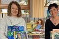 Kerstin Aloia und Rektorin Andrea Lorey präsentieren die Buchpakete.