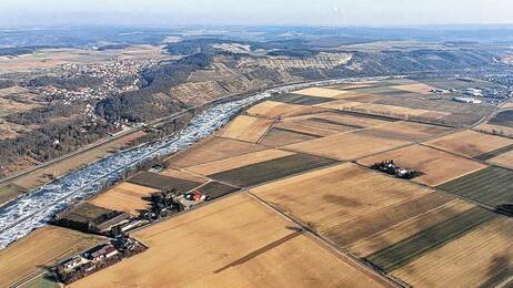 Der Main zieht seine eisige Bahn durch die schneefreie Winterlandschaft - (jos) Beim Gleitschirmfliegen entstanden ist dieses Luftbild, das den zugefrorenen Main bei Karlburg noch mit schmaler Fahrrinne zeigt. Wo sich in den Feldern die Feuchtigkeit in Senken und Gräben hält, erscheinen dunkle Flächen und Streifen – Luftbildarchäologen können daraus ablesen, ob es Launen der Natur oder geschichtliche Spuren sind. Der Main zieht seine eisige Bahn durch die schneefreie Winterlandschaft - (jos) Beim Gleitschirmfliegen entstanden ist dieses Luftbild, das den zugefrorenen Main bei Karlburg noch mit schmaler Fahrrinne zeigt. Wo sich in den Feldern die Feuchtigkeit in Senken und Gräben hält, erscheinen dunkle Flächen und Streifen – Luftbildarchäologen können daraus ablesen, ob es Launen der Natur oder geschichtliche Spuren sind.