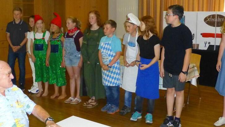 Die Mitglieder der KLJB erfreuten die Besucher beim Seniorennachmittag in Gaukönigshofen. Die Mitglieder der KLJB erfreuten die Besucher beim Seniorennachmittag in Gaukönigshofen.