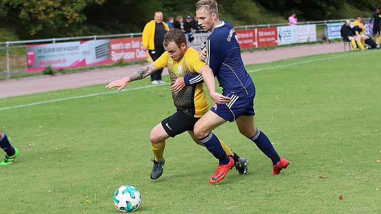 Königsbergs Chris Schuhmann (links) kämpft sich am Ebelsbacher Dominik Thomas vorbei.