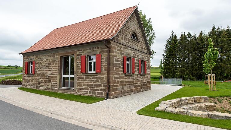 Augenfällig: Das alte Brauhaus am Ortseingang von Mailes wurde zum Dorfgemeinschaftshaus umgebaut. Augenfällig: Das alte Brauhaus am Ortseingang von Mailes wurde zum Dorfgemeinschaftshaus umgebaut.