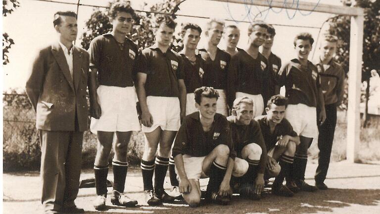 Mit Sigi Held als Stürmer: Die Jugendmannschaft des TV Marktheidenfeld im Jahr 1957 mit (von links) Jugendleiter August Wolf, Manfred Fuchs, Karl Väth, Dieter Pfister, Eduard Betz, Siggi Held, Karl-Heinz Freund, Peter Richter und Josef Damm sowie (vorne von links) Lampert Straub, Karl Hruschka und Gerhard Kempf.