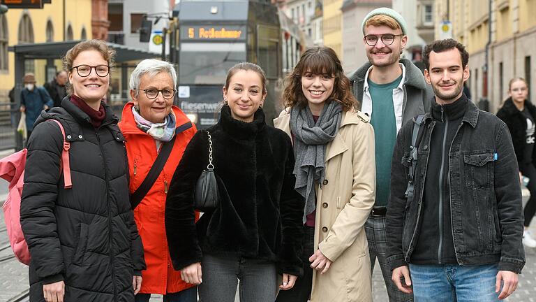 Seit 15 Jahren werden in Würzburgs Straßenbahnen die Haltestellen von Kinderstimmen angesagt. Am Sanderring trafen sich einige der damaligen Initiatoren des Projekts ( von links):&nbsp; Sophia Steegmüller, Maria Kauczok (Lehrerin), Antonia Höhn, Sarah Brenner, Johannes Breu und Simon Sacher.