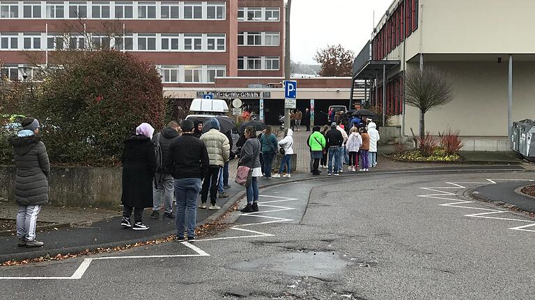 Bei Sonderaktionen wie hier in Marktheidenfeld im November 2021 bildeten sich auch mal lange Schlangen von Impfwilligen. Bei Sonderaktionen wie hier in Marktheidenfeld im November 2021 bildeten sich auch mal lange Schlangen von Impfwilligen.