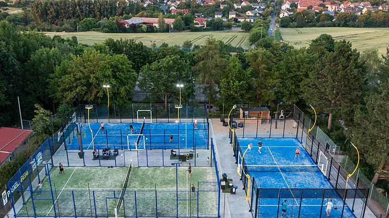 Drei Plätze umfasst die erweiterte Padel-Anlage auf dem Sportgelände des TSV Rottenbauer.