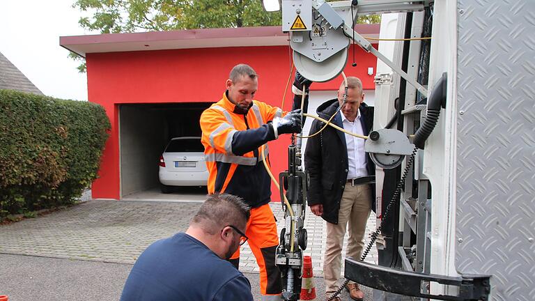 Bürgermeister Mario Götz (rechts) schaute sich bei der Kamerabefahrung in Hetzlos die Arbeiten an.       -  Bürgermeister Mario Götz (rechts) schaute sich bei der Kamerabefahrung in Hetzlos die Arbeiten an.