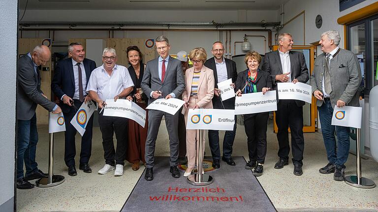 Symbolischer Akt bei der Eröffnung des Wärmepumpenzentrums im SHK-Bildungszentrum in Schweinfurt, das Band wird zerschnitten. Im Bild (von links) Rainer Walter-Helk, Obermeister der Innung für Elektro- und Informationstechnik Schweinfurt, Berthold Stahl, Vorstandsmitglied der Sparkasse Schweinfurt-Haßberge, SHK-Geschäftsstellenleiter Josef Bock, Katja Weinhold vom Bundesverband Wärmepumpe, Schweinfurts Oberbürgermeister Sebastian Remelé, stellvertretende Landrätin Bettina Bärmann, Geschäftsstellenleiter Stefan Köppe, stellvertretende Landrätin Brigitte Meyerdierks (Bad Kissingen), Obermeister Heinz Schuchbauer und Landesinnungsmeister Erich Schulz.