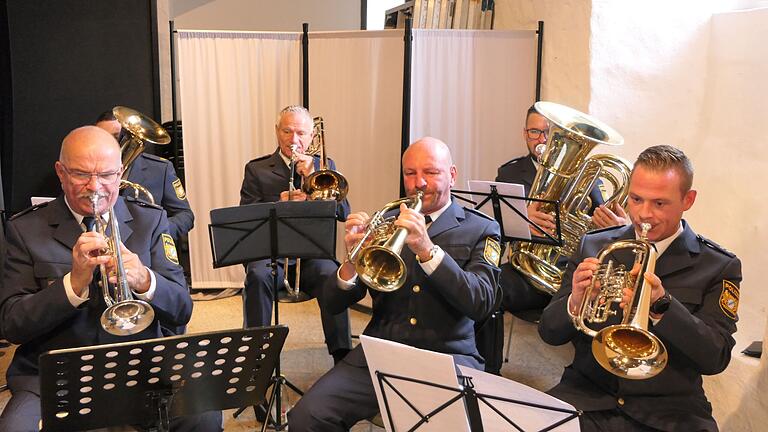 Das 'Blecheinsatzkommando' untermalte die feierliche Amtsübergabe musikalisch. Das 'Blecheinsatzkommando' untermalte die feierliche Amtsübergabe musikalisch.