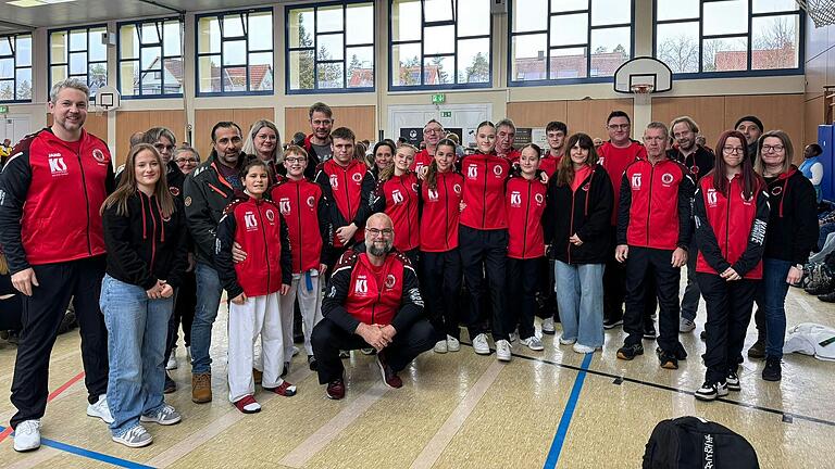 Auf dem Foto Coach Joachim Eyrich, Emily Mauer, Nicole Krug, Neslihan Tas, Ali Tas, Berkay Tas, Nicole Sell, Tom Sell, Michael Pöhlmann, Elias Krug, Ann Kathrin Stürmer, Marie Stürmer, Lona Morina, Gerald Krug, Marina Mauer, Rainer Ludwig, Stella Mauer, Noah Stürmer, Melanie Morina, Daniel Sell, Coach Thomas Konrad, Armin Mauer, Fatos Morina, Sophie Pöhlmann, Sonja Pöhlmann; Vorne Trainer und Coach Pöhlmann Jerome.