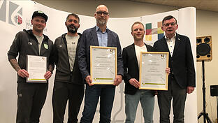Preisträger des Abends: Captain Daniel Böhm (SG Hammelburg/Fuchsstadt II, Links), Trainer Stas Jampolski (SG Hammelburg/Fuchsstadt II, links-mittig), Joachim Pabst (TV/DJK Hammelburg, Mitte), Patrick Janson (TV/DJK Hammelburg, rechts-mittig) und Erster Bürgermeister Armin Warmuth (CSU)       -  Preisträger des Abends: Captain Daniel Böhm (SG Hammelburg/Fuchsstadt II, Links), Trainer Stas Jampolski (SG Hammelburg/Fuchsstadt II, links-mittig), Joachim Pabst (TV/DJK Hammelburg, Mitte), Patrick Janson (TV/DJK Hammelburg, rechts-mittig) und Erster Bürgermeister Armin Warmuth (CSU)