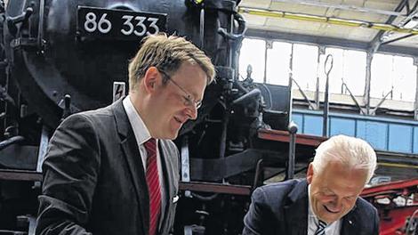 Leckere Lok: Der Anschnitt der Geburtstagstorte oblag dem Bahnchef Rüdiger Grube (rechts), der hier den Thüringer Verkehrsminister Christian Carius mit Sahnestückchen versorgt. Leckere Lok: Der Anschnitt der Geburtstagstorte oblag dem Bahnchef Rüdiger Grube (rechts), der hier den Thüringer Verkehrsminister Christian Carius mit Sahnestückchen versorgt.