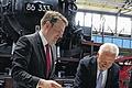 Leckere Lok: Der Anschnitt der Geburtstagstorte oblag dem Bahnchef Rüdiger Grube (rechts), der hier den Thüringer Verkehrsminister Christian Carius mit Sahnestückchen versorgt.